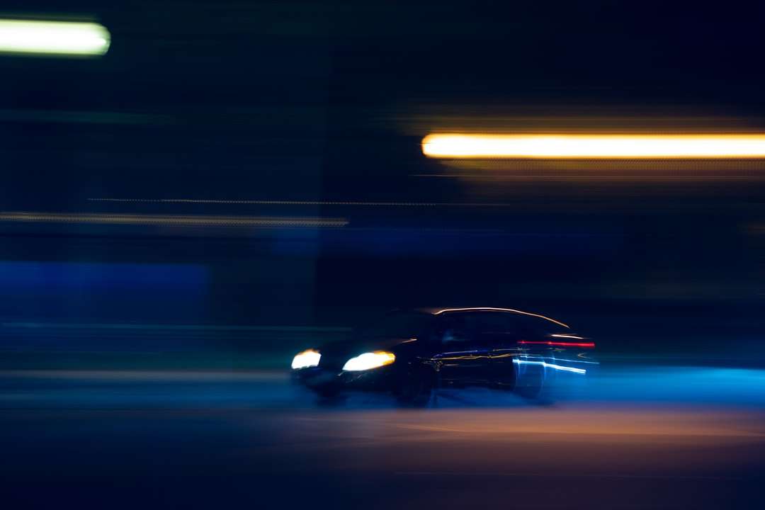 μαύρο αυτοκίνητο στο δρόμο κατά τη διάρκεια της νύχτας online παζλ