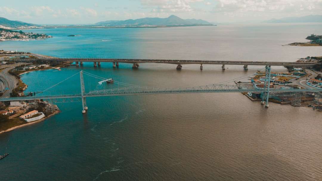 γέφυρα πάνω από τη θάλασσα κατά τη διάρκεια της ημέρας online παζλ