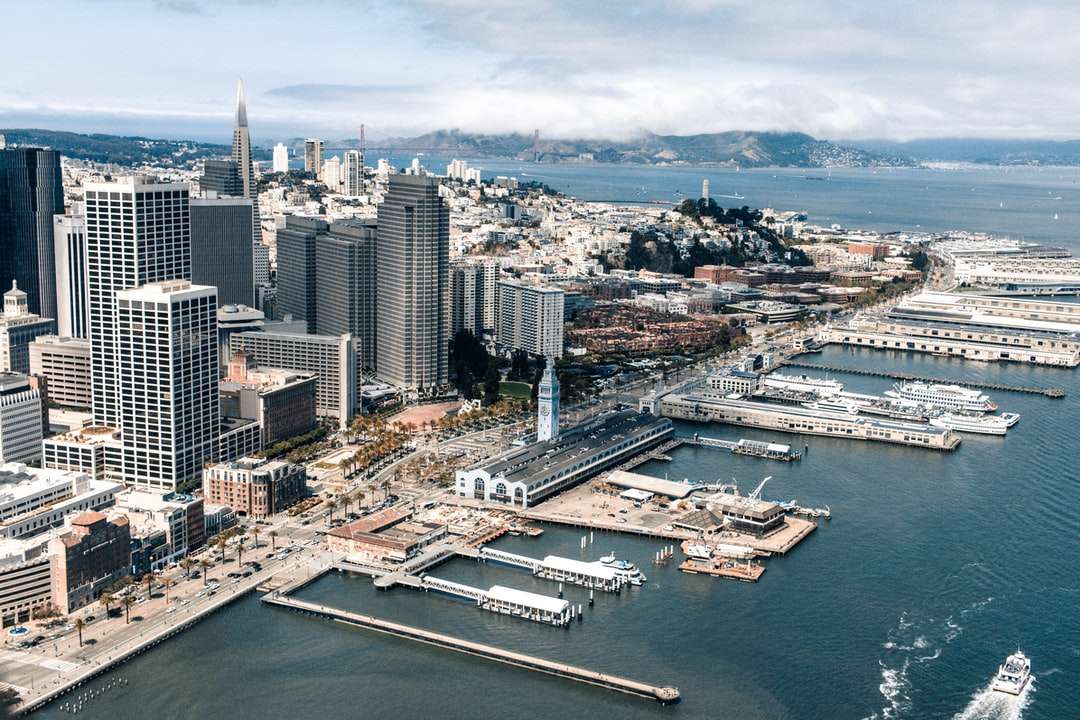 letecký pohled na budovy města během dne skládačky online