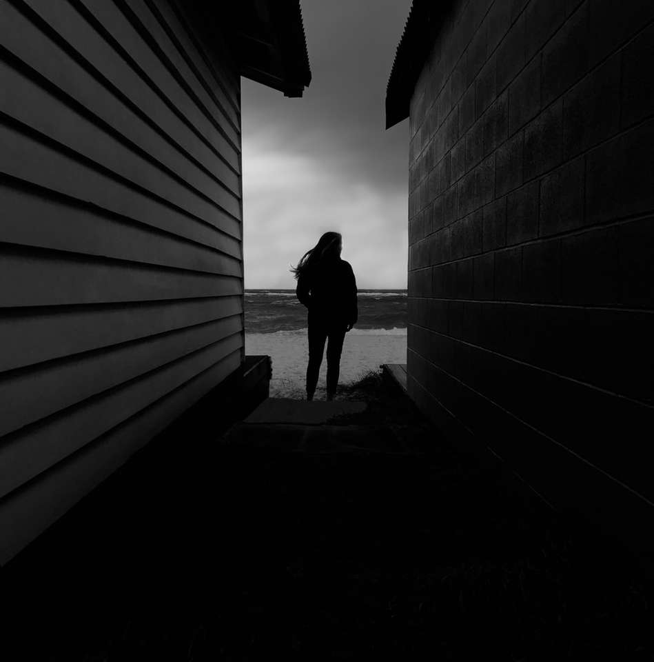donna in abito nero in piedi sul tunnel puzzle online