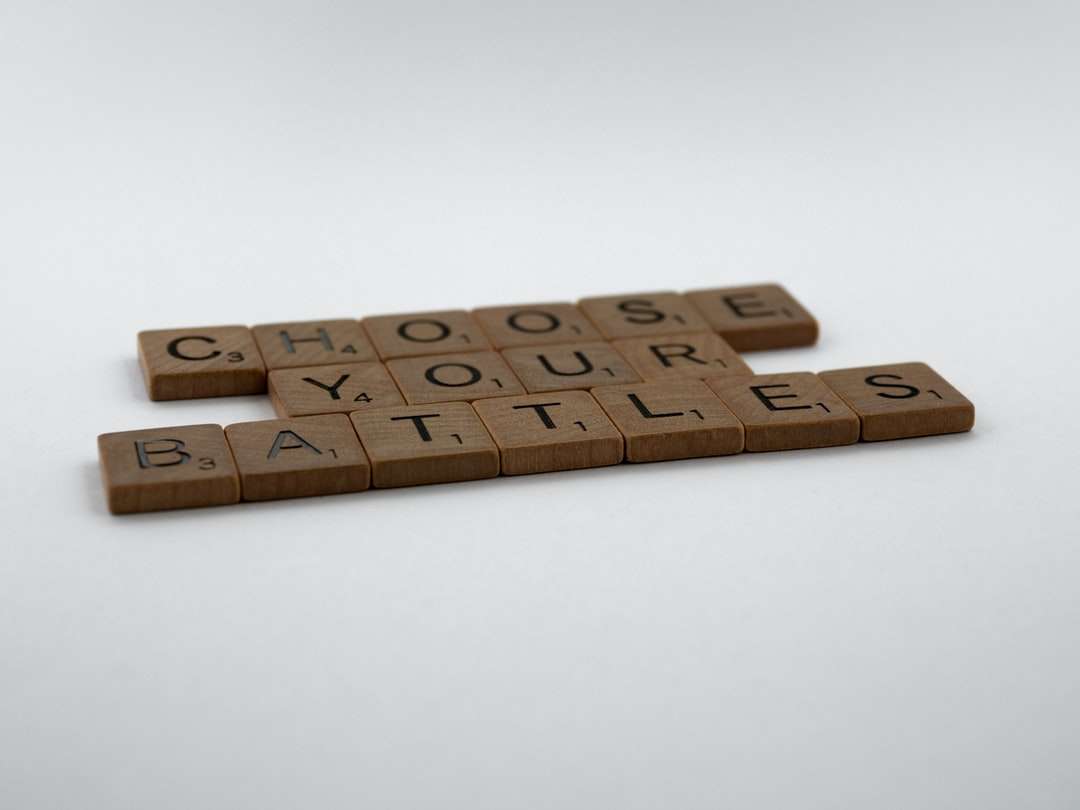 bruine houten blokken op wit oppervlak legpuzzel online
