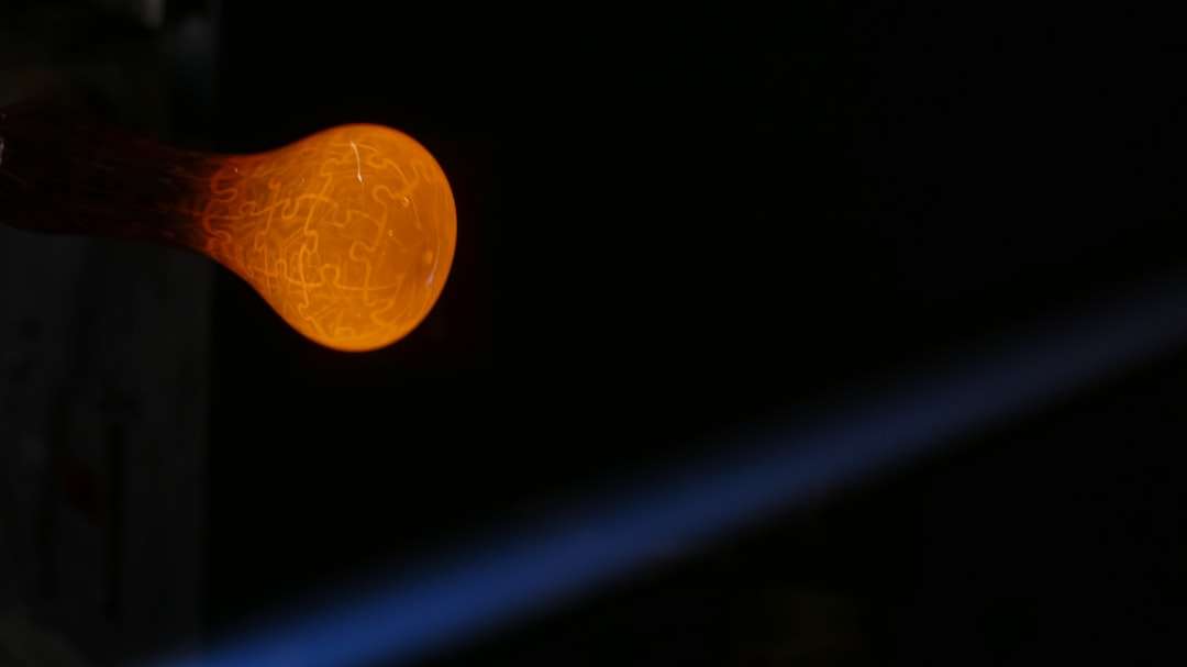 orange Mond in der dunklen Nacht Puzzlespiel online