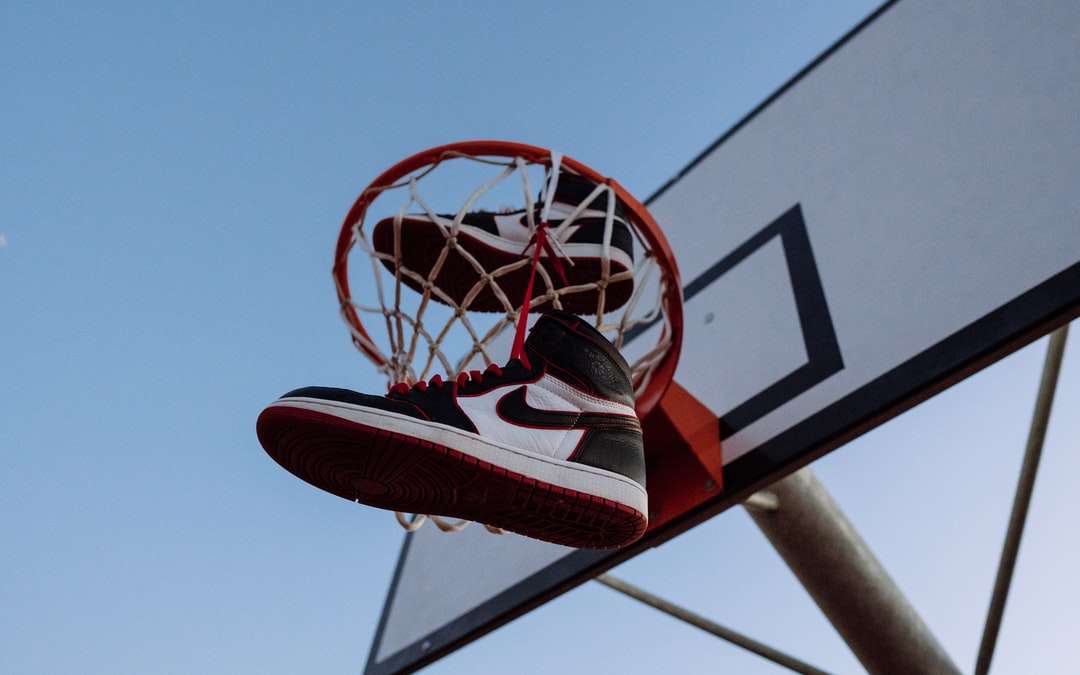 червоно-біле баскетбольне кільце пазл онлайн