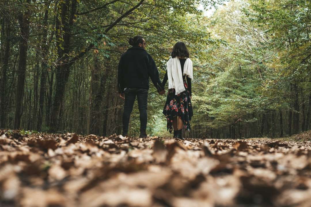 чоловік і жінка гуляють по лісу вдень онлайн пазл