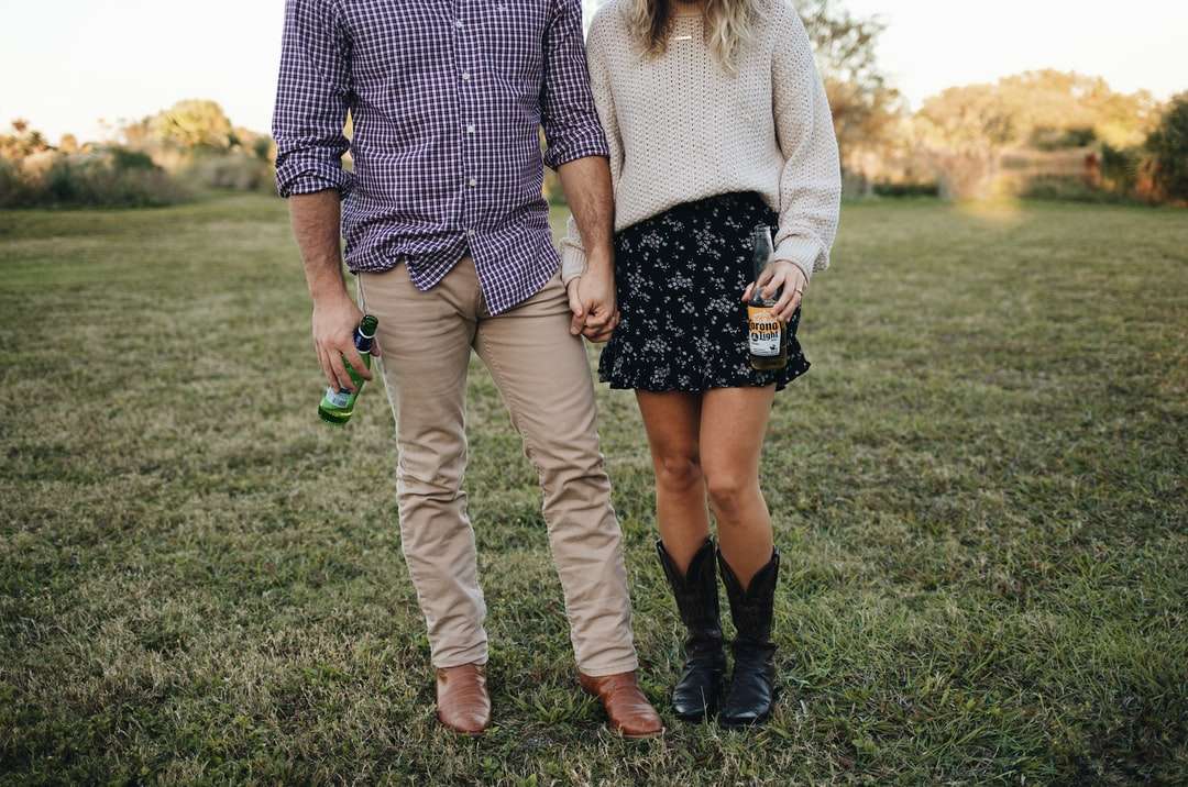 мъж и жена, хванати за ръце по време на ходене онлайн пъзел