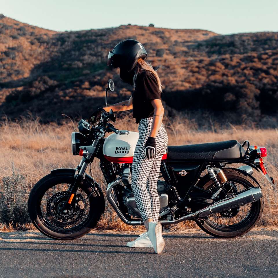 γυναίκα σε μαύρο και άσπρο φόρεμα ιππασία σε μαύρο μοτοσικλέτα online παζλ