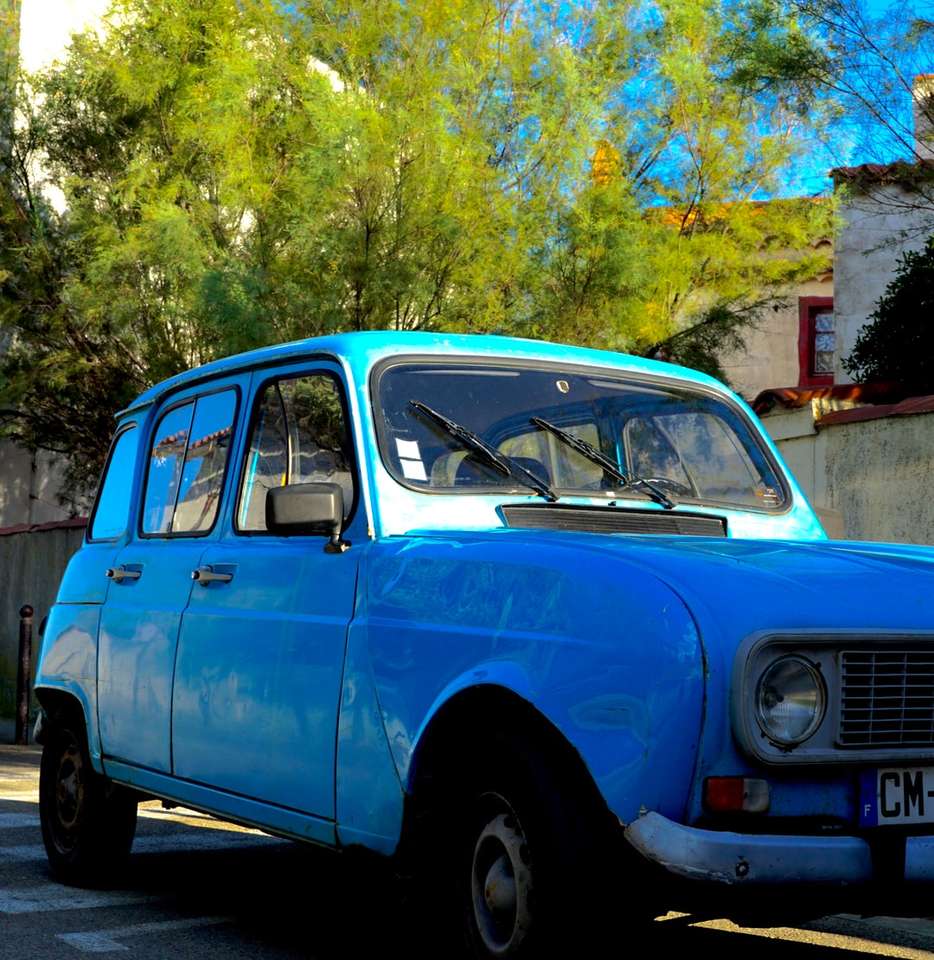 Maggiolino Volkswagen blu parcheggiato sul lato della strada puzzle online