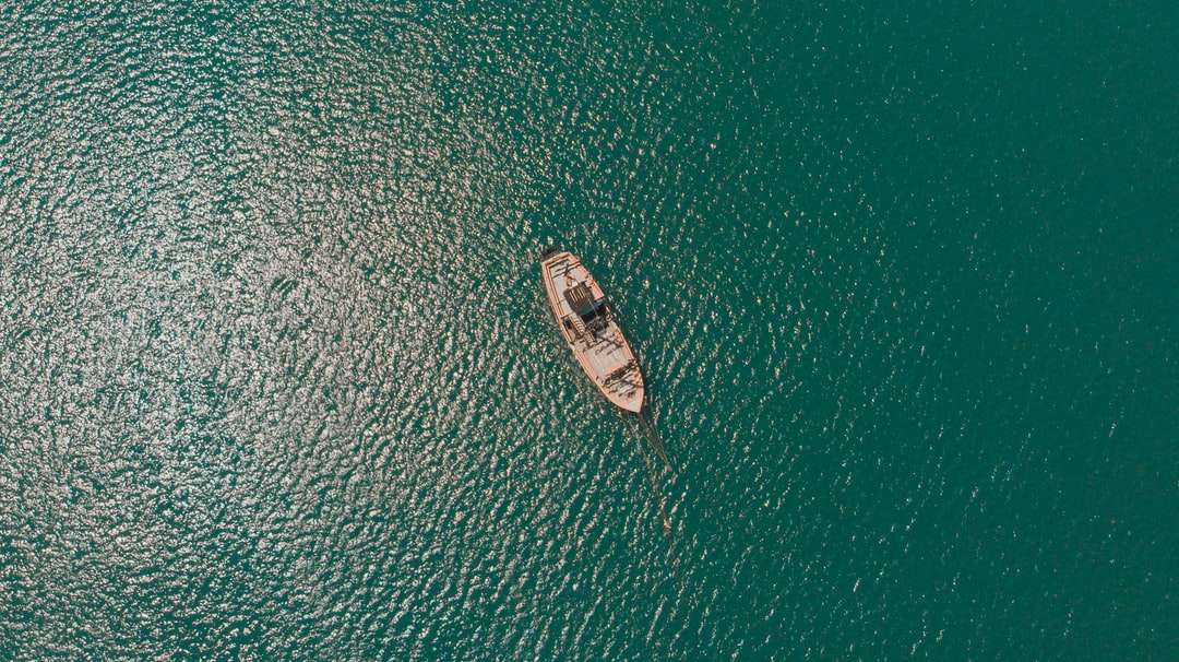вид с воздуха на лодку в море в дневное время пазл онлайн