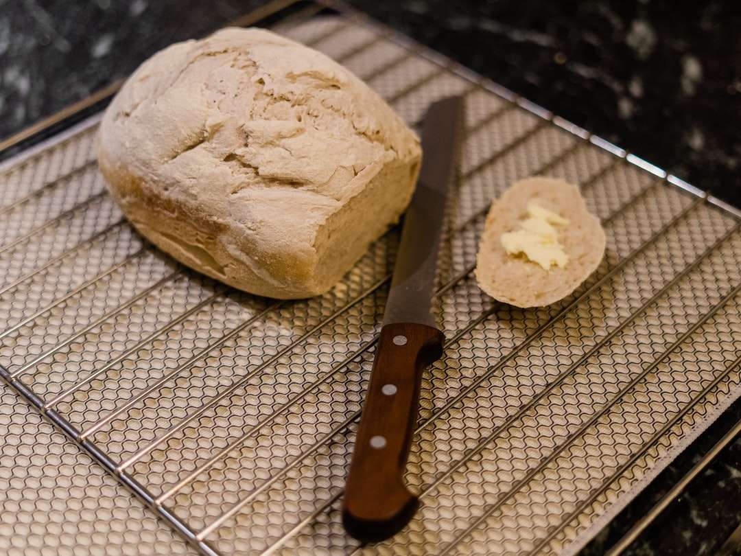 хлеб на белой и черной клетчатой ​​ткани пазл онлайн