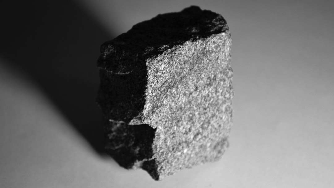 graues und schwarzes Steinfragment Online-Puzzle