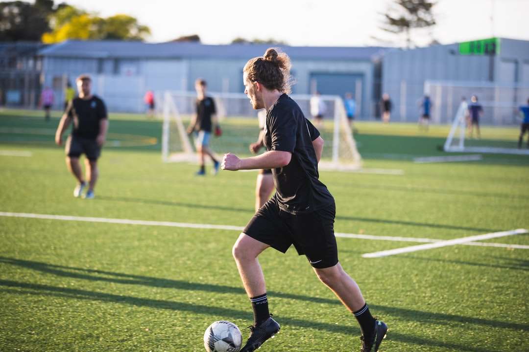 жена в черна риза и къси панталонки играе футбол онлайн пъзел