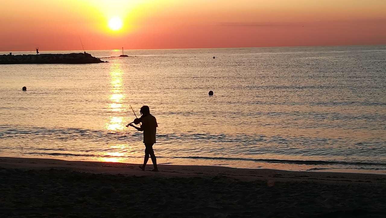 Цигулар, свирещ при изгрев слънце онлайн пъзел
