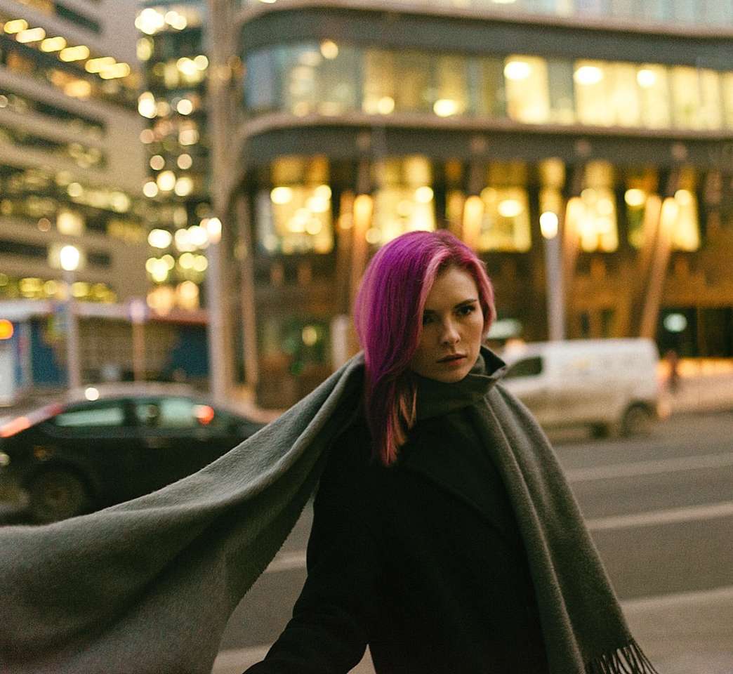 žena v černém kabátě, stojící na ulici během noční doby skládačky online