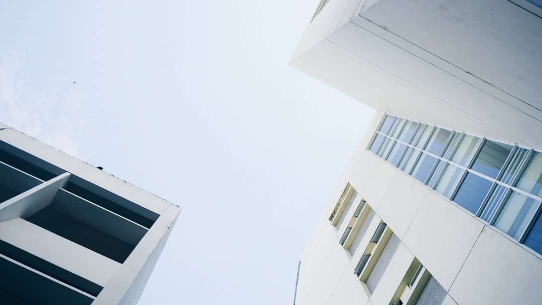 fehér beton épület nappal kirakós online