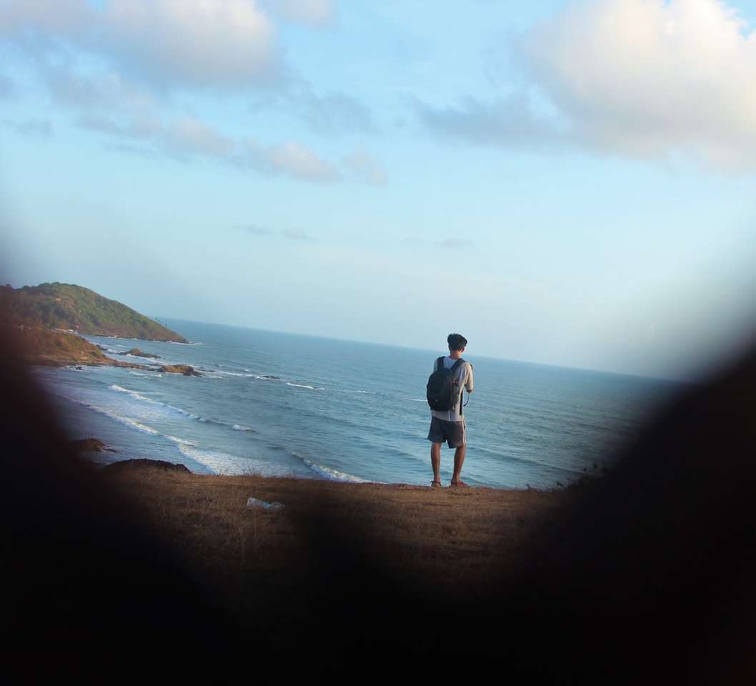 pessoa de camiseta cinza em pé na costa quebra-cabeças online
