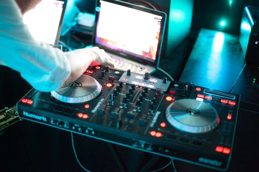 pessoa tocando controlador de DJ com mixer de áudio puzzle online