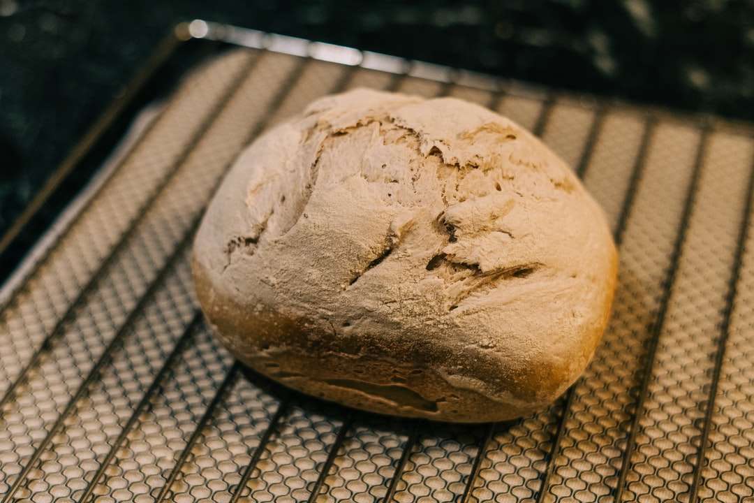 καφέ ψωμί σε μαύρο μεταλλικό τραπέζι online παζλ