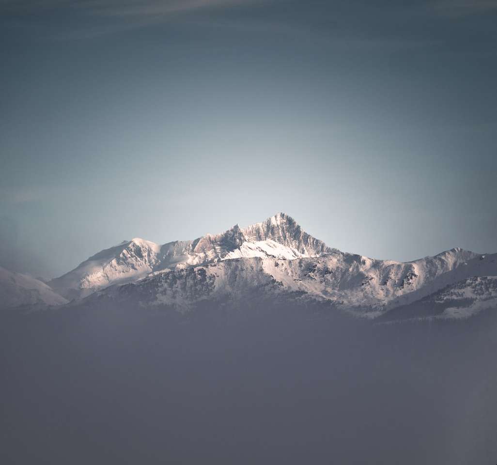 montanha coberta de neve sob céu azul quebra-cabeças online