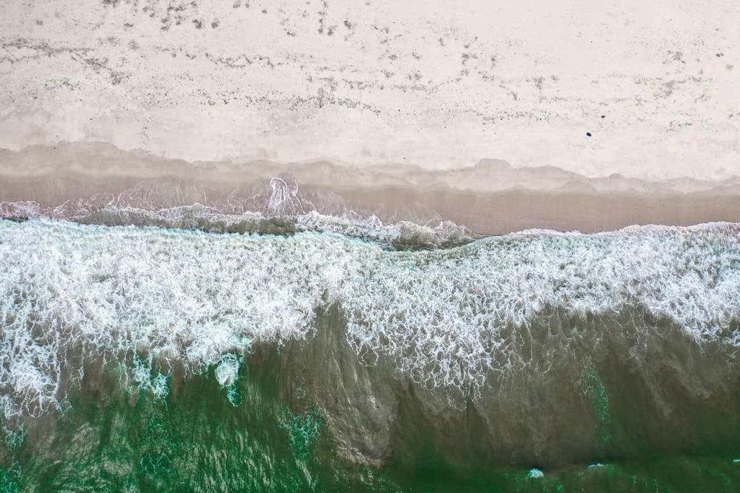 vista aerea de las olas del mar rompecabezas en línea