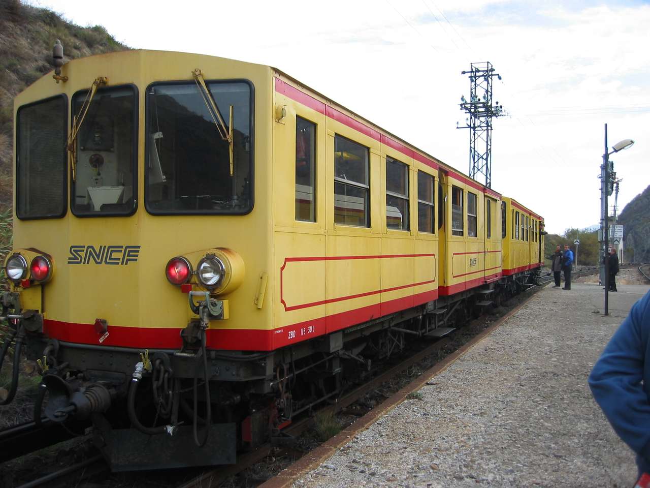 žlutý vlak skládačky online