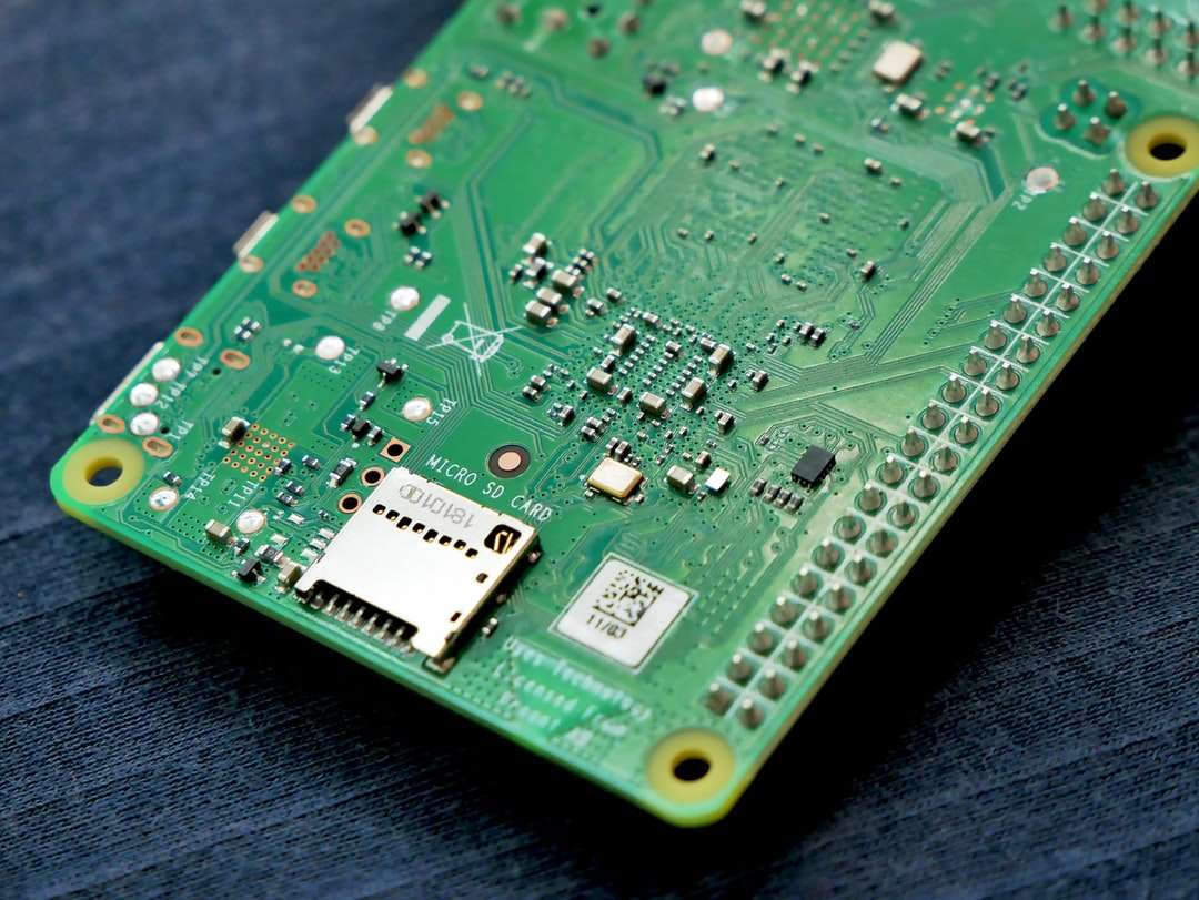 placa de circuito verde e preta quebra-cabeças online