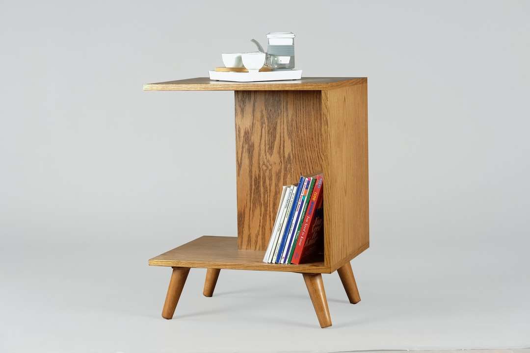 hnědý dřevěný stůl s knihami a hrnky skládačky online
