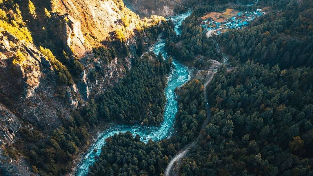 въздушен изглед на река между скалисти планини през деня онлайн пъзел