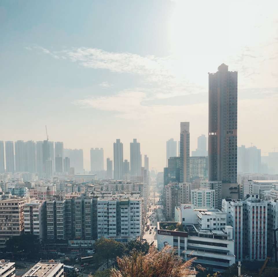 panorama města pod bílou oblohou během dne online puzzle