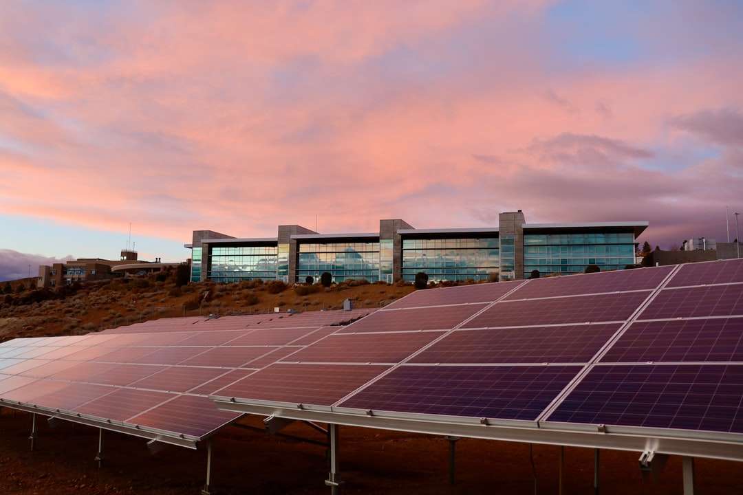 solární panely na hnědém poli pod bílými mraky skládačky online