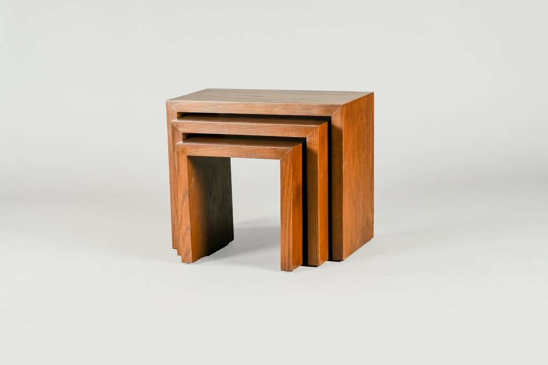 Mesa de madera marrón sobre fondo blanco. rompecabezas en línea