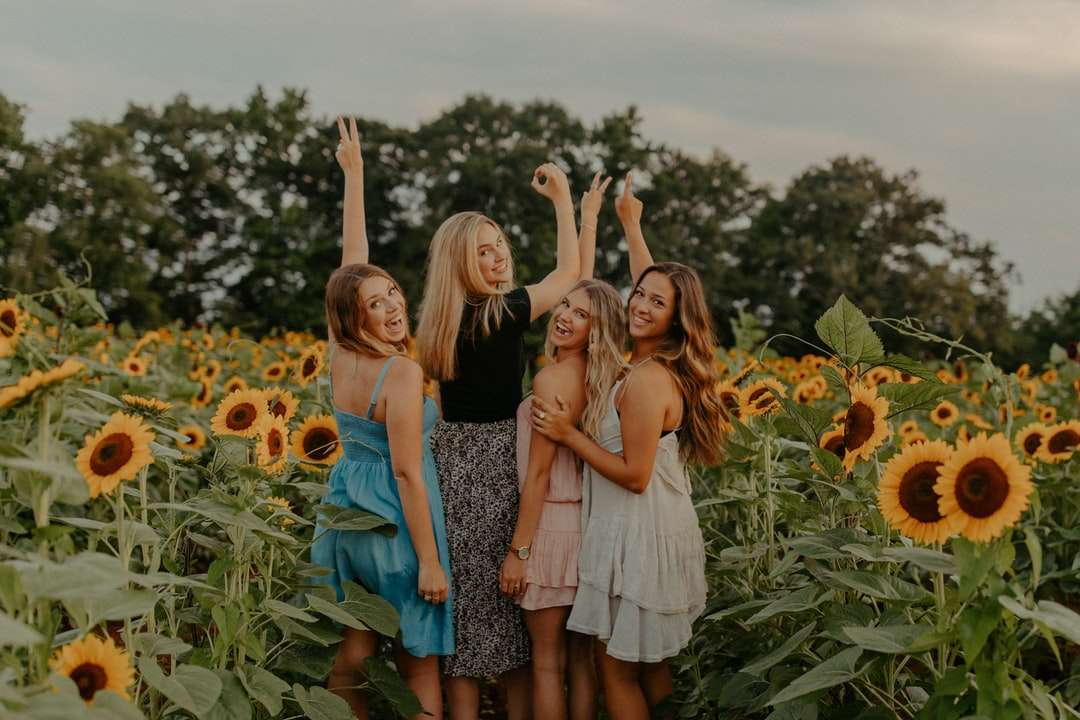 2 жени, стоящи на слънчогледово поле през деня онлайн пъзел