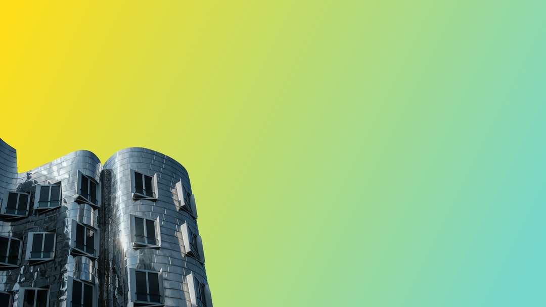 edificio in cemento grigio sotto il cielo blu durante il giorno puzzle online