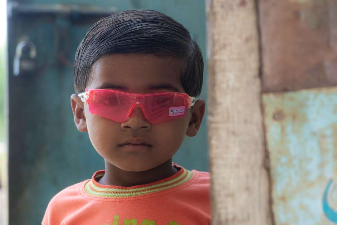 chlapec v červené košili s výstřihem do krku, sluneční brýle s červeným rámem skládačky online