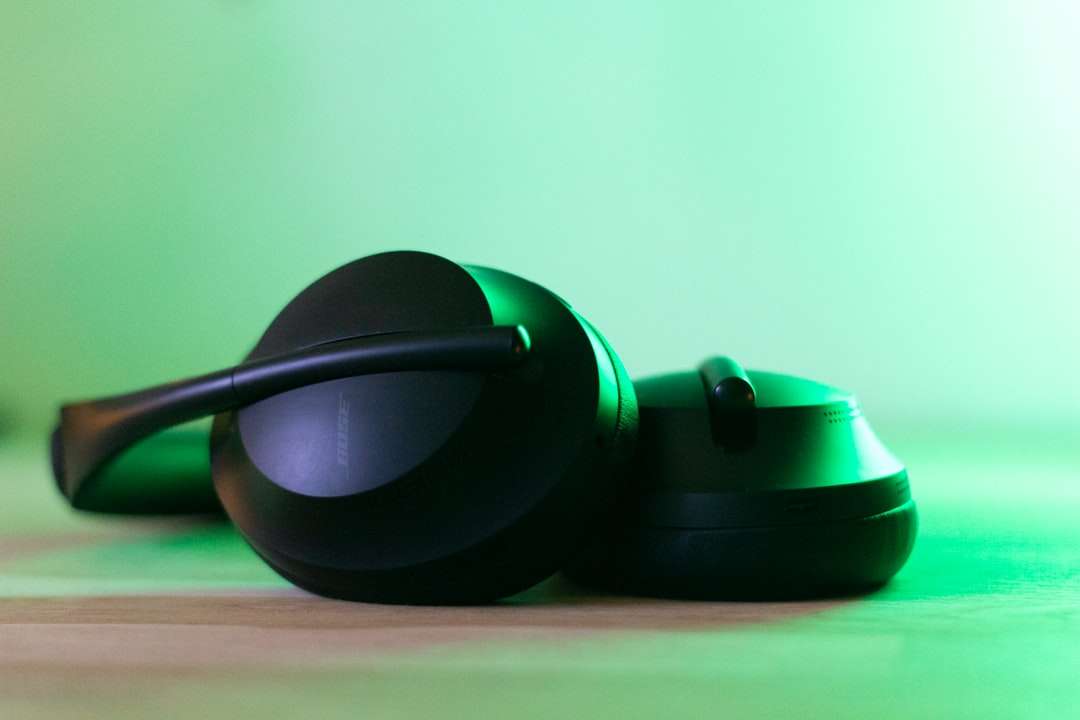 zwarte en groene koptelefoon op groen oppervlak legpuzzel online