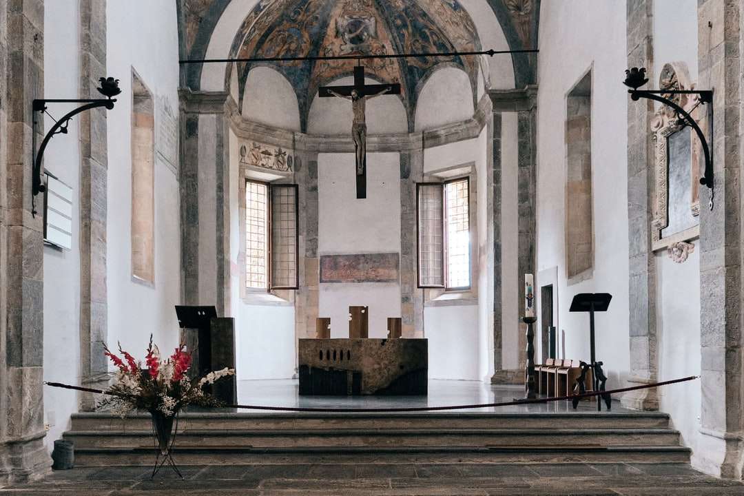 bílý a hnědý interiér kostela skládačky online