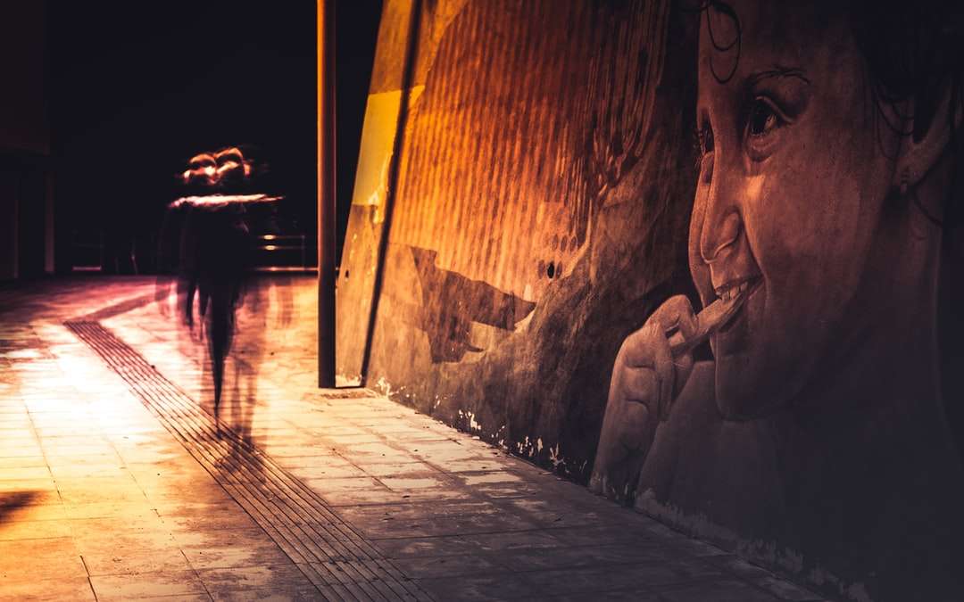 persone che camminano sul marciapiede durante la notte puzzle online