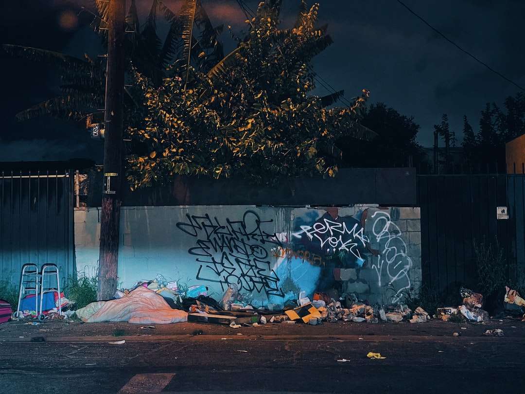 Graffiti en la pared durante la noche. rompecabezas en línea
