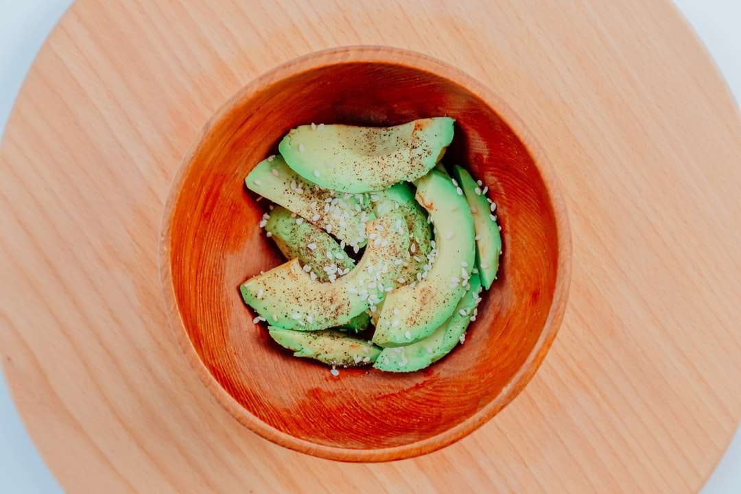 skivad gurka på brun trärundplatta Pussel online