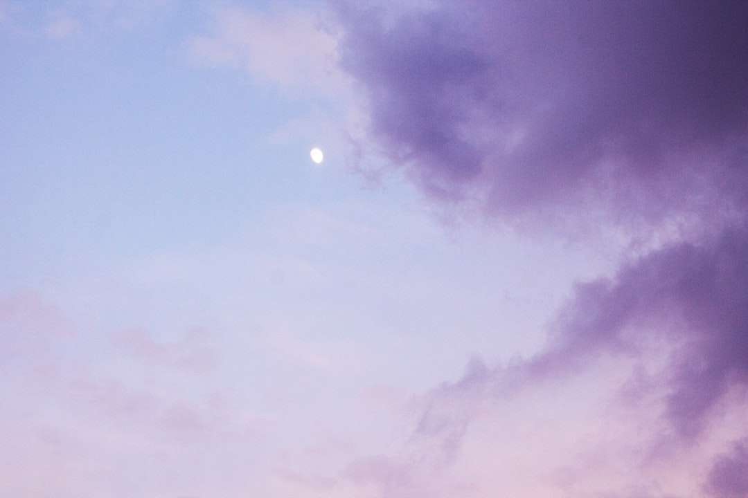 μπλε του ουρανού με άσπρα σύννεφα παζλ online