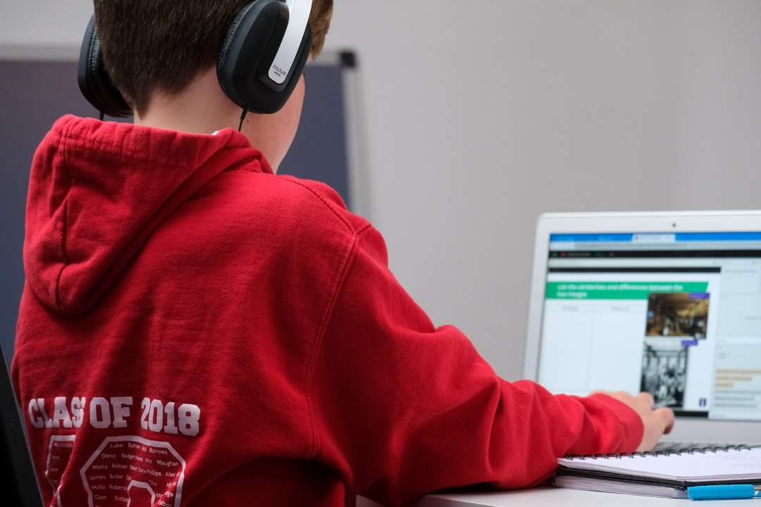 Junge im roten Kapuzenpulli mit schwarzen Kopfhörern Online-Puzzle