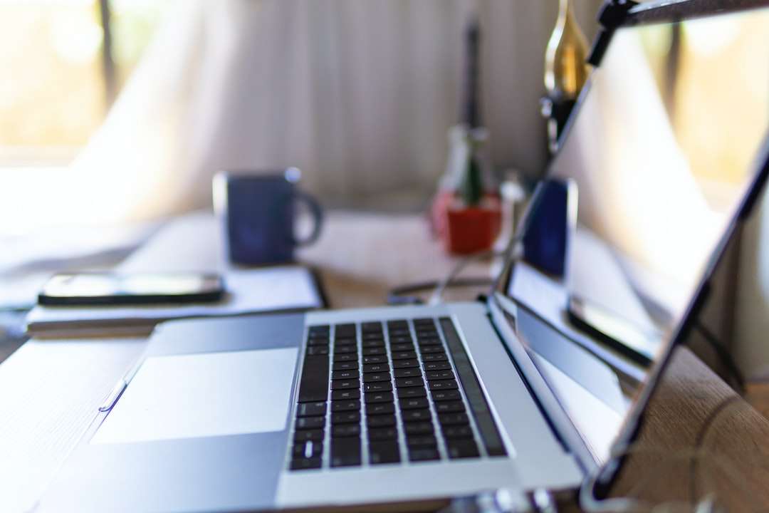MacBook Pro auf weißem Tisch Online-Puzzle