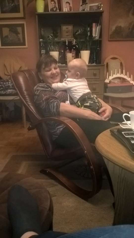petit-fils avec grand-mère sur les genoux puzzle en ligne