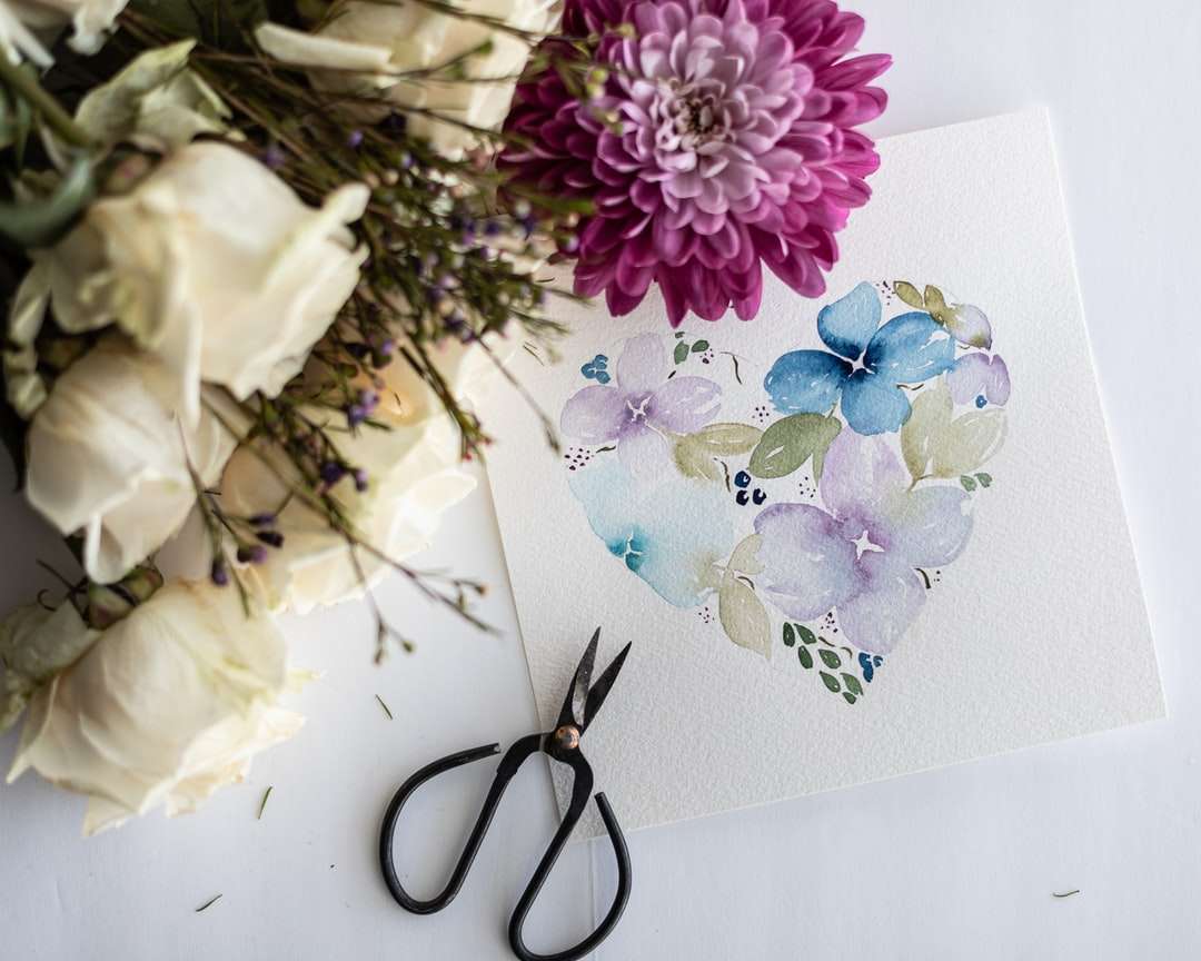 flores moradas y blancas sobre papel blanco rompecabezas en línea