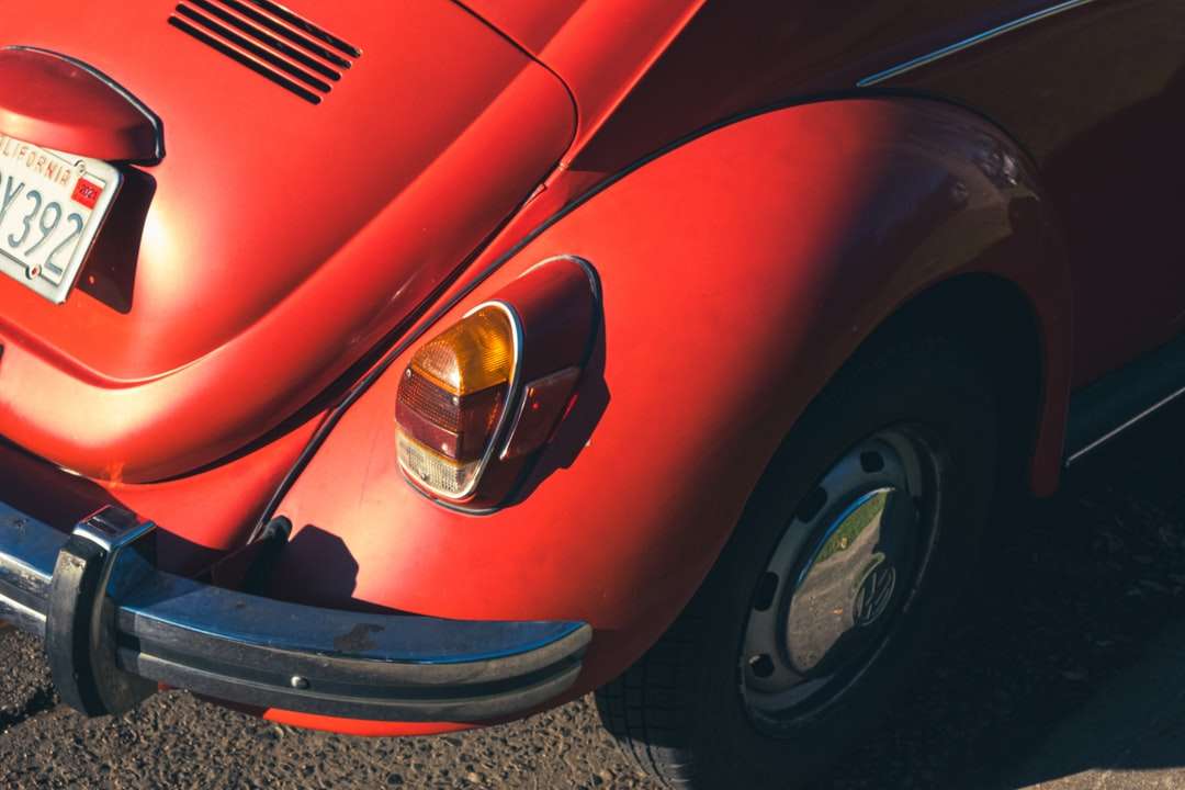κόκκινο αυτοκίνητο με ασημί και μαύρη στρογγυλή πόρτα online παζλ