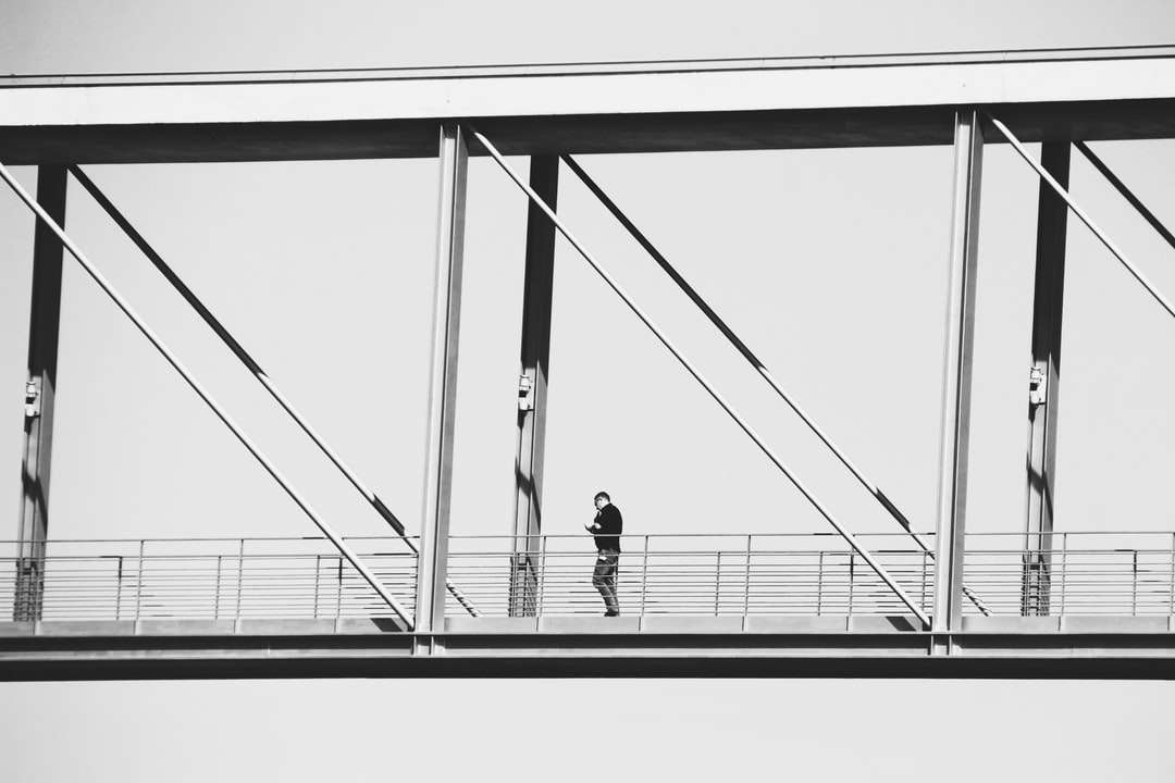 2 personen lopen op een brug legpuzzel online