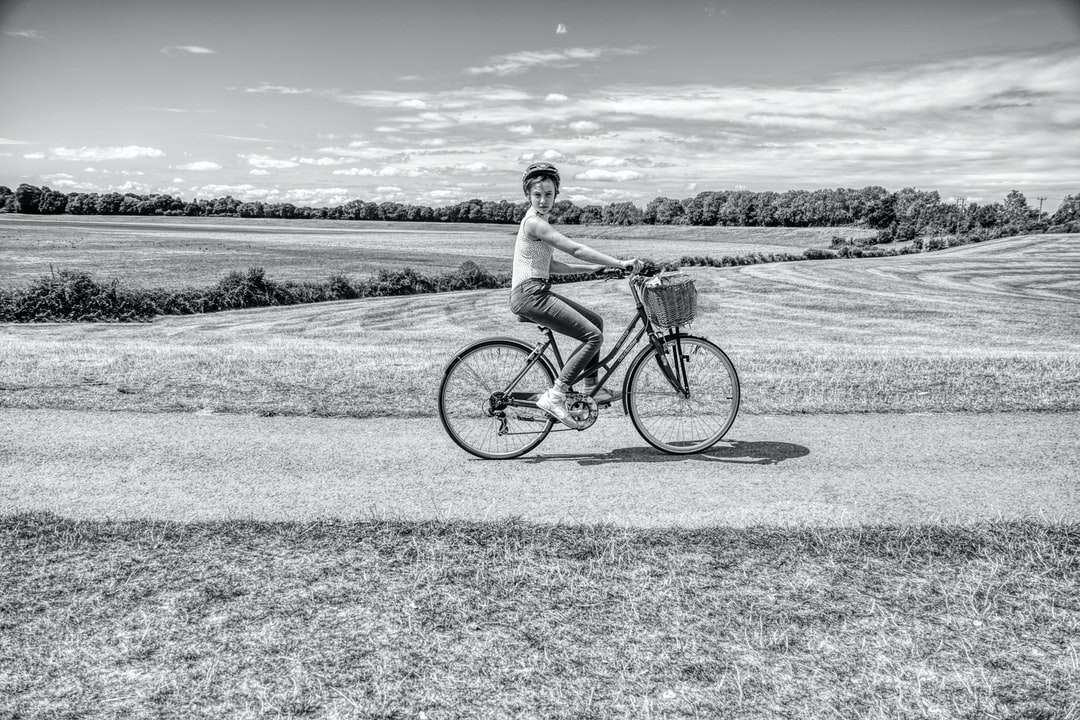 grijswaardenfoto van man rijden op de fiets op de weg legpuzzel online
