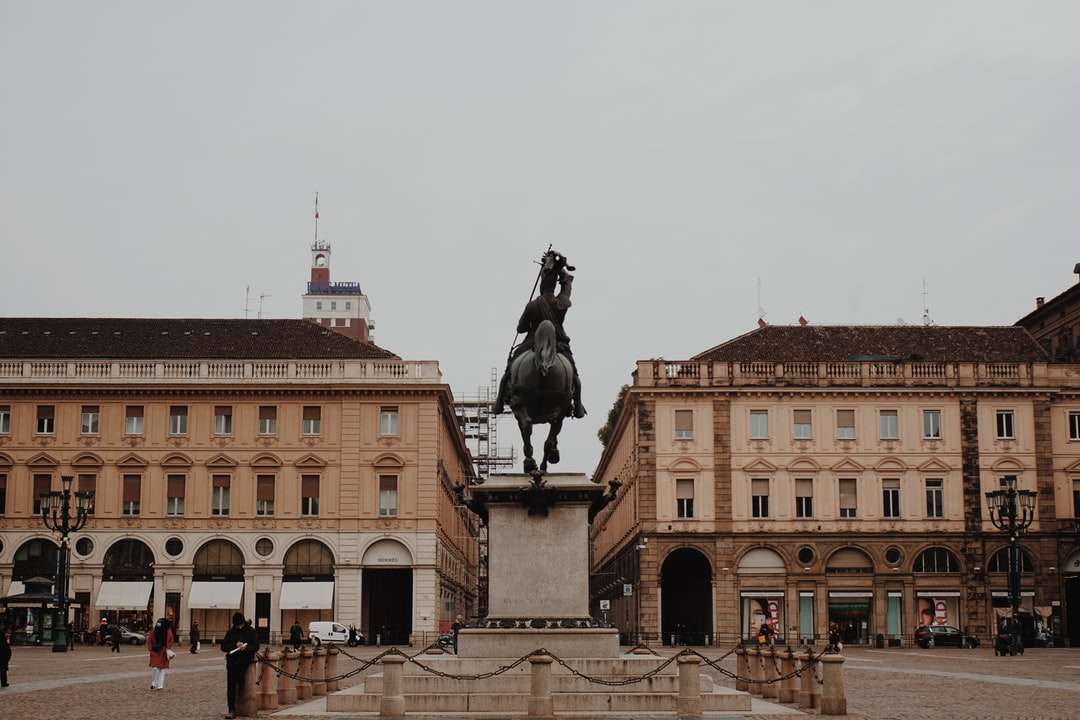 estatua del caballo negro cerca del edificio de hormigón marrón rompecabezas en línea