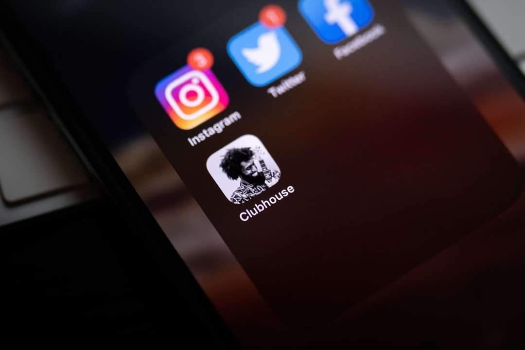 černý smartphone zobrazující ikony s ikonami skládačky online