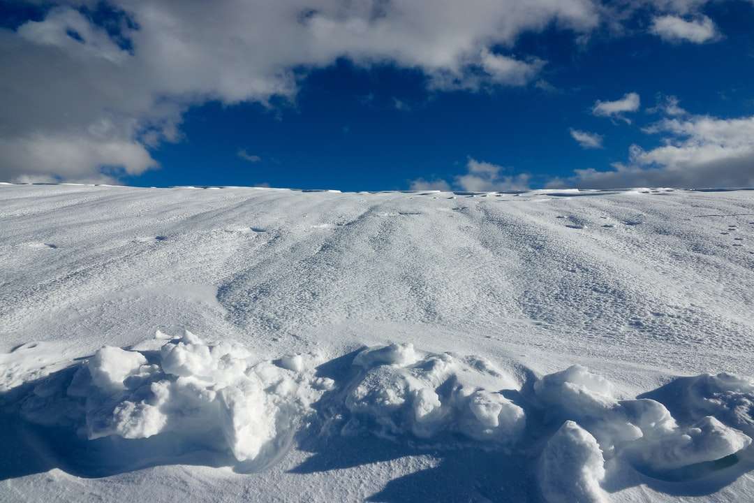 besneeuwde berg onder de blauwe hemel overdag online puzzel