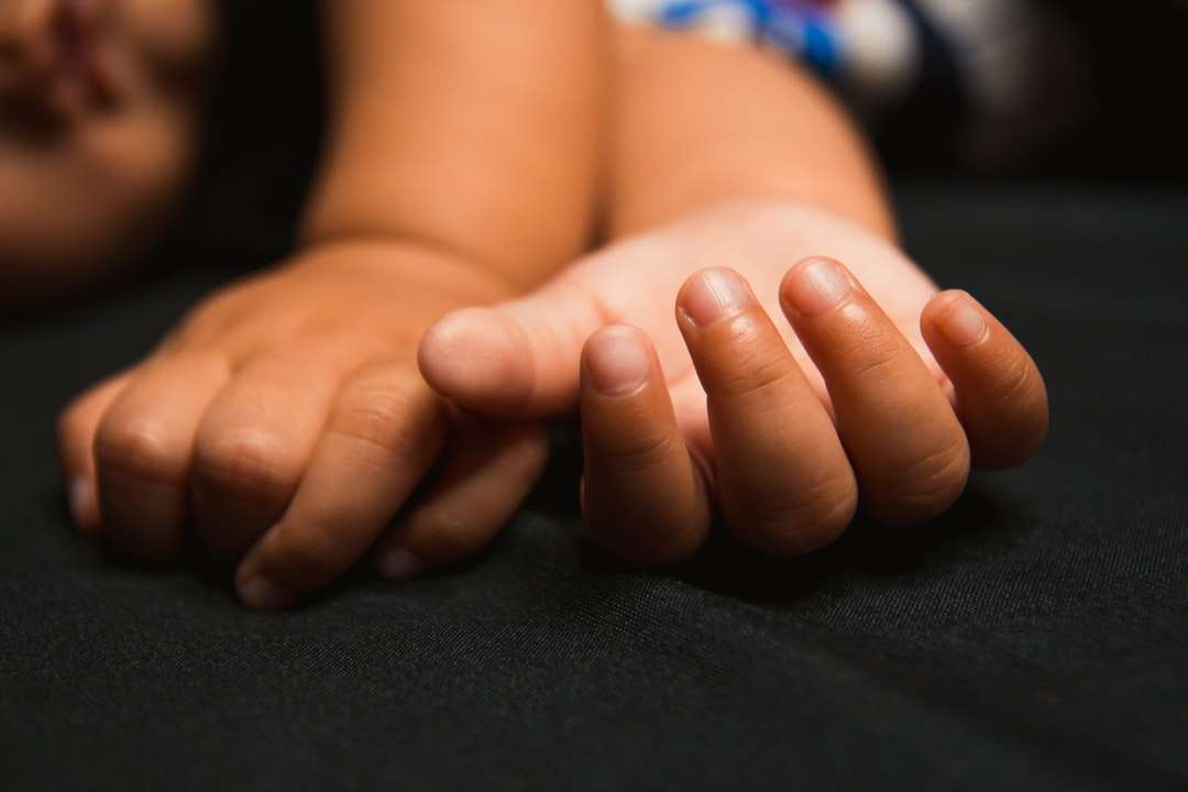 picioarele bebelușului pe textil negru puzzle online